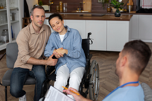 Mulher na cadeira de rodas